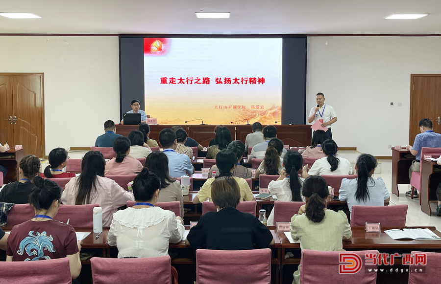 認(rèn)真聽課。記者張友豪攝_副本